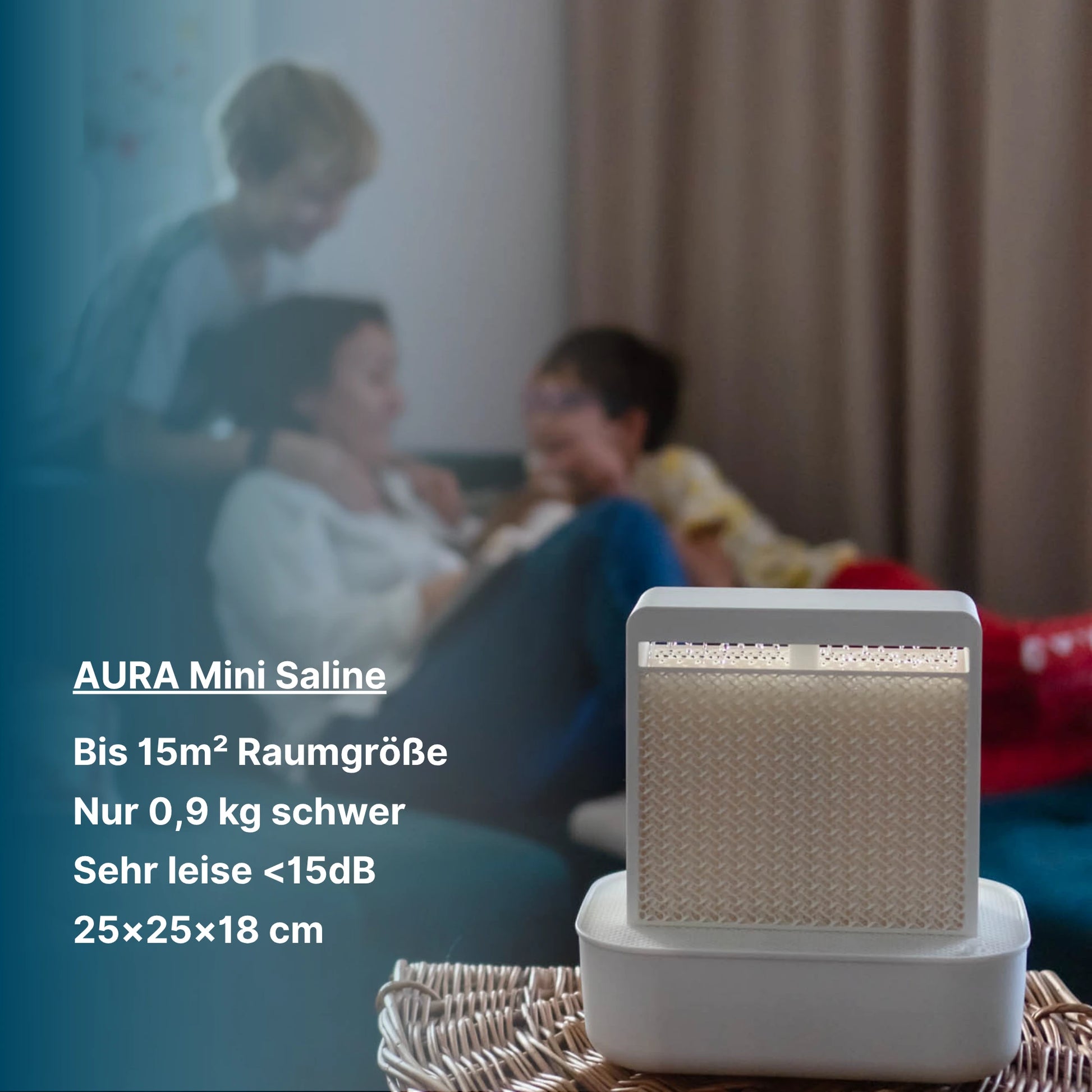 SalinoVatis Aura Mini-Saline in Kreide im Wohnzimmer, Familie im Hintergrund, mit Maßen und Gewicht